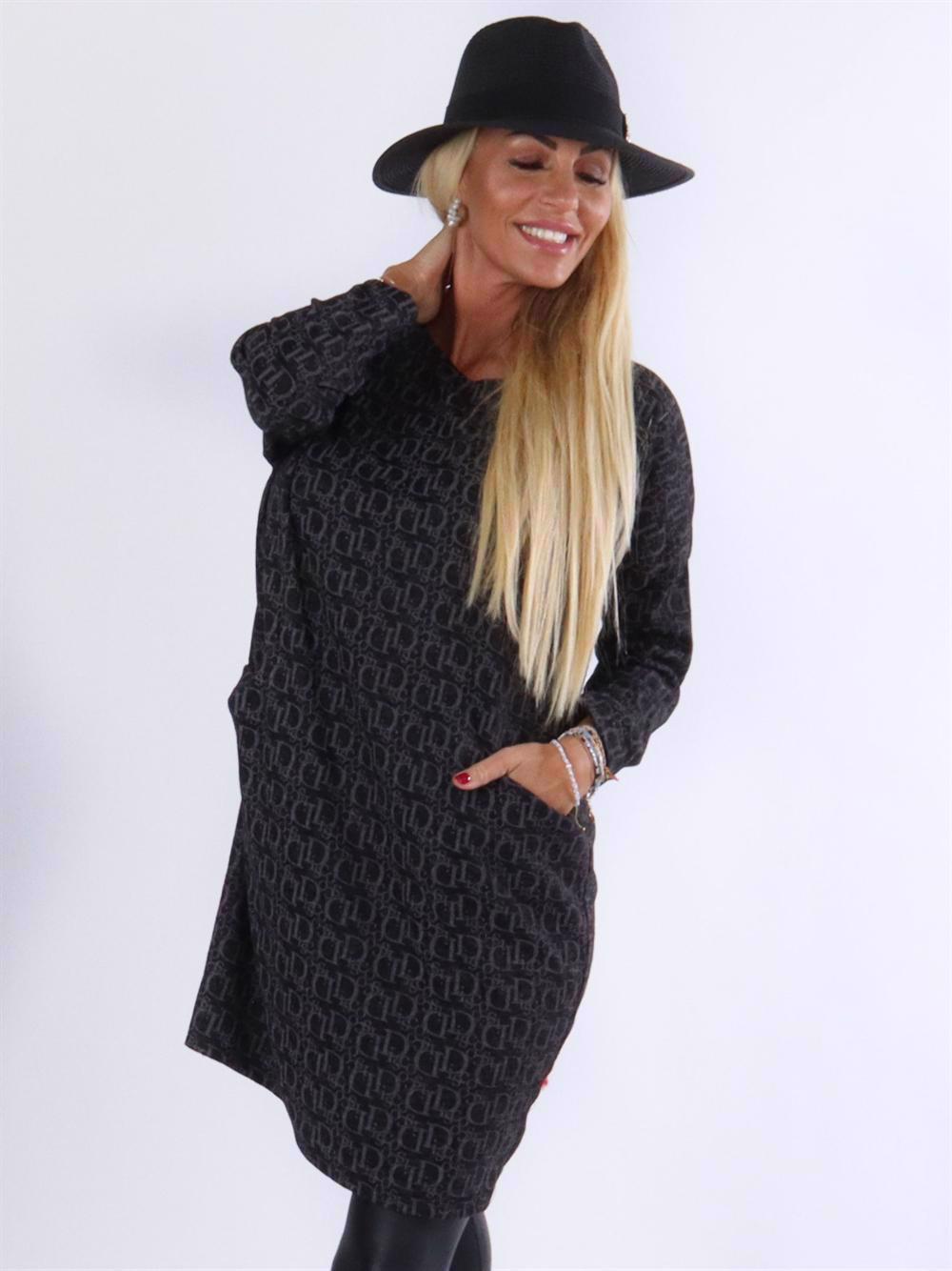 Ava - Klänning med skrift och fickor